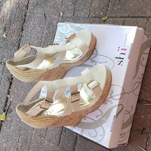 Shi by Journeys wedged shoes
